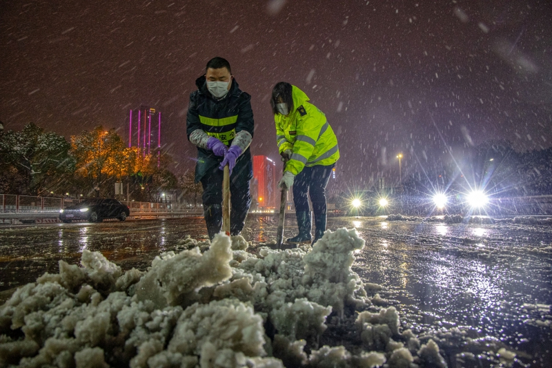 w88 casino staff eliminate snow in the toll square (Full photos)