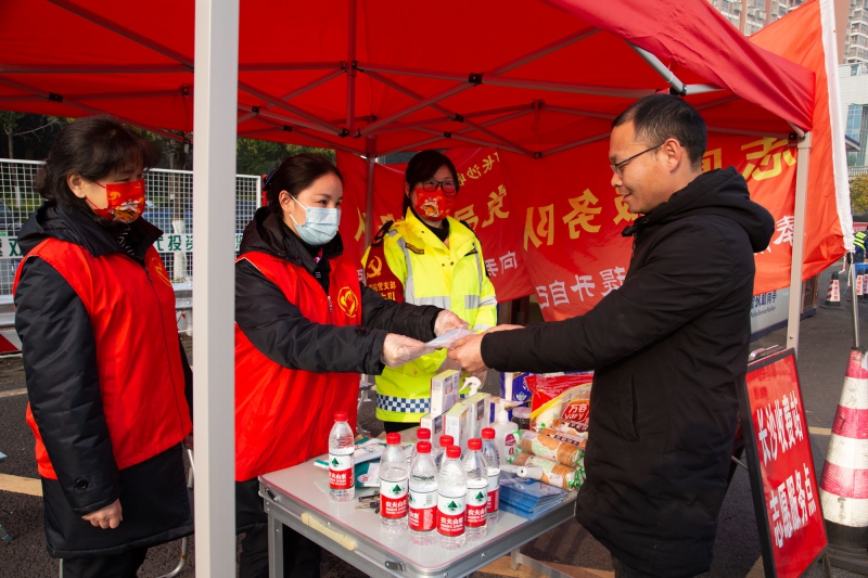 w88 casino volunteers carry out the "Lovely Journey. Warm Winter Action" Spring Festival travel volunteer service activity (photo taken by Zhouquan)