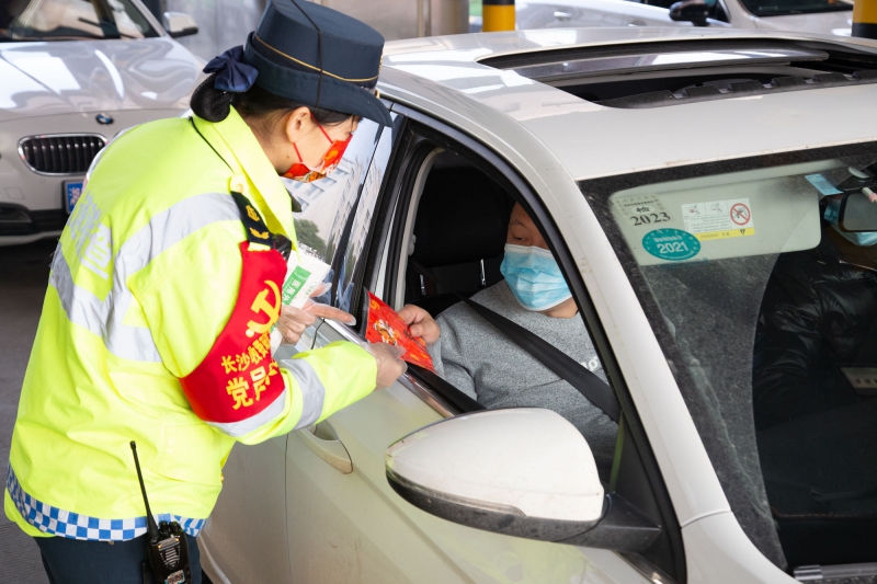 Volunteers from w88 casino gifted Chinese red masks to passengers (Full photos)