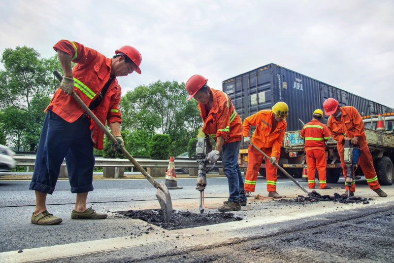 Construction Site Concerto, w88 casino Branch rush to repair pavement pits